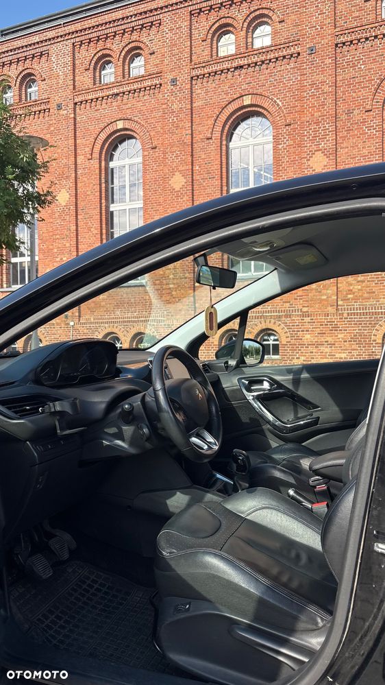 Peugeot 208 - 8