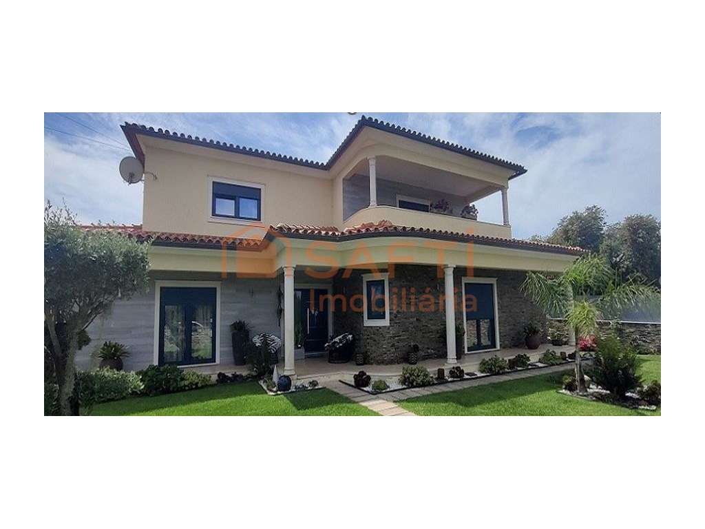 Moradia T4+1 com 2.140 m² de terreno | Entre a Lagoa da Ervedeira e... - Grande imagem: 2/2