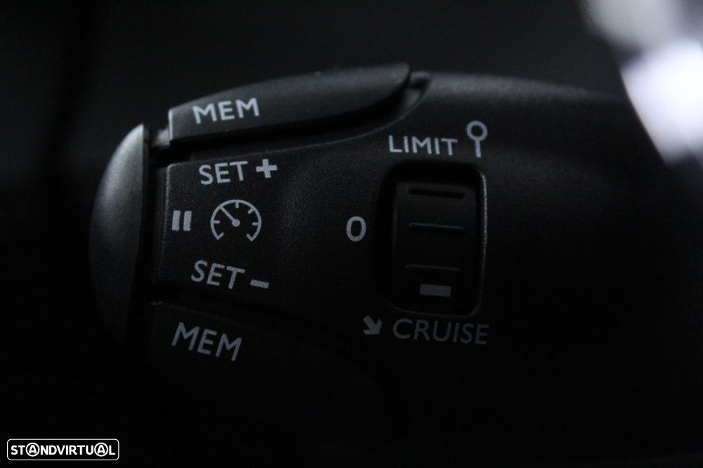 Peugeot 2008 1.2 Hybrid Allure e-DCS6 - 26