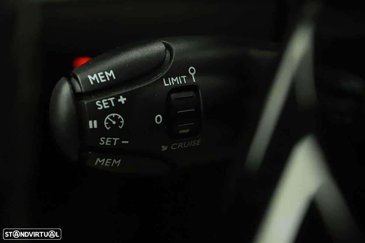 Peugeot 2008 1.2 PureTech GT EAT8 - 17