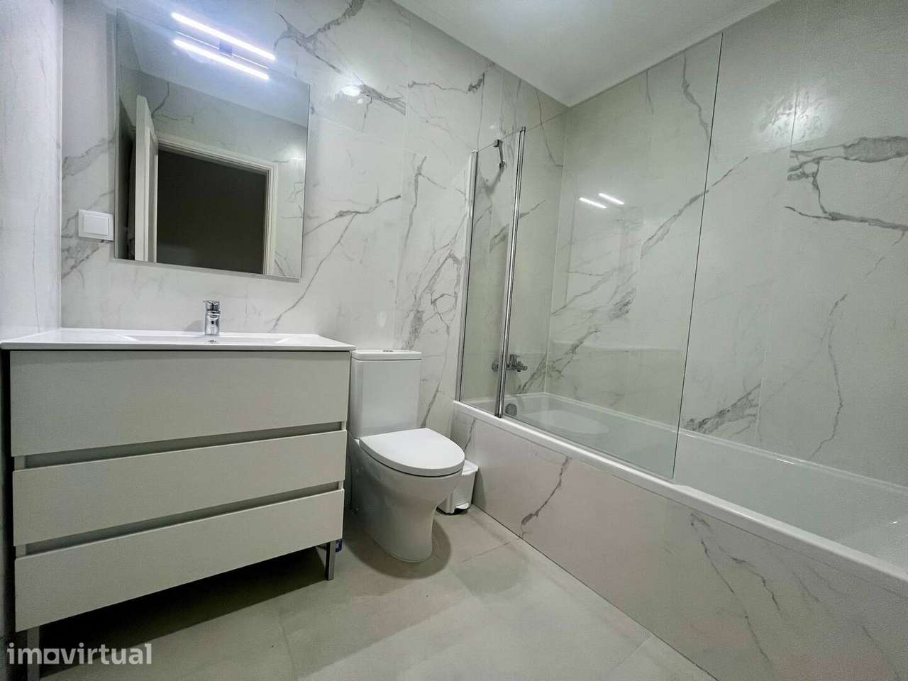 Moradia T4 isolada com piscina e jardim - Grande imagem: 3/17