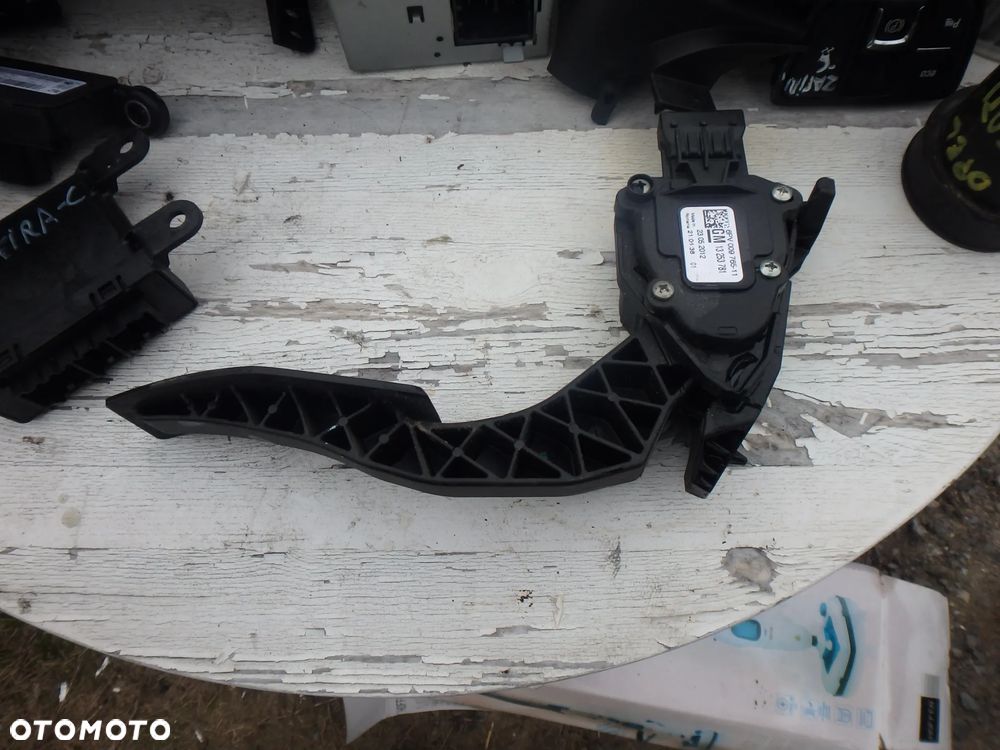 Pedał gazu 13253781 Opel Zafira C 1.4T - 1