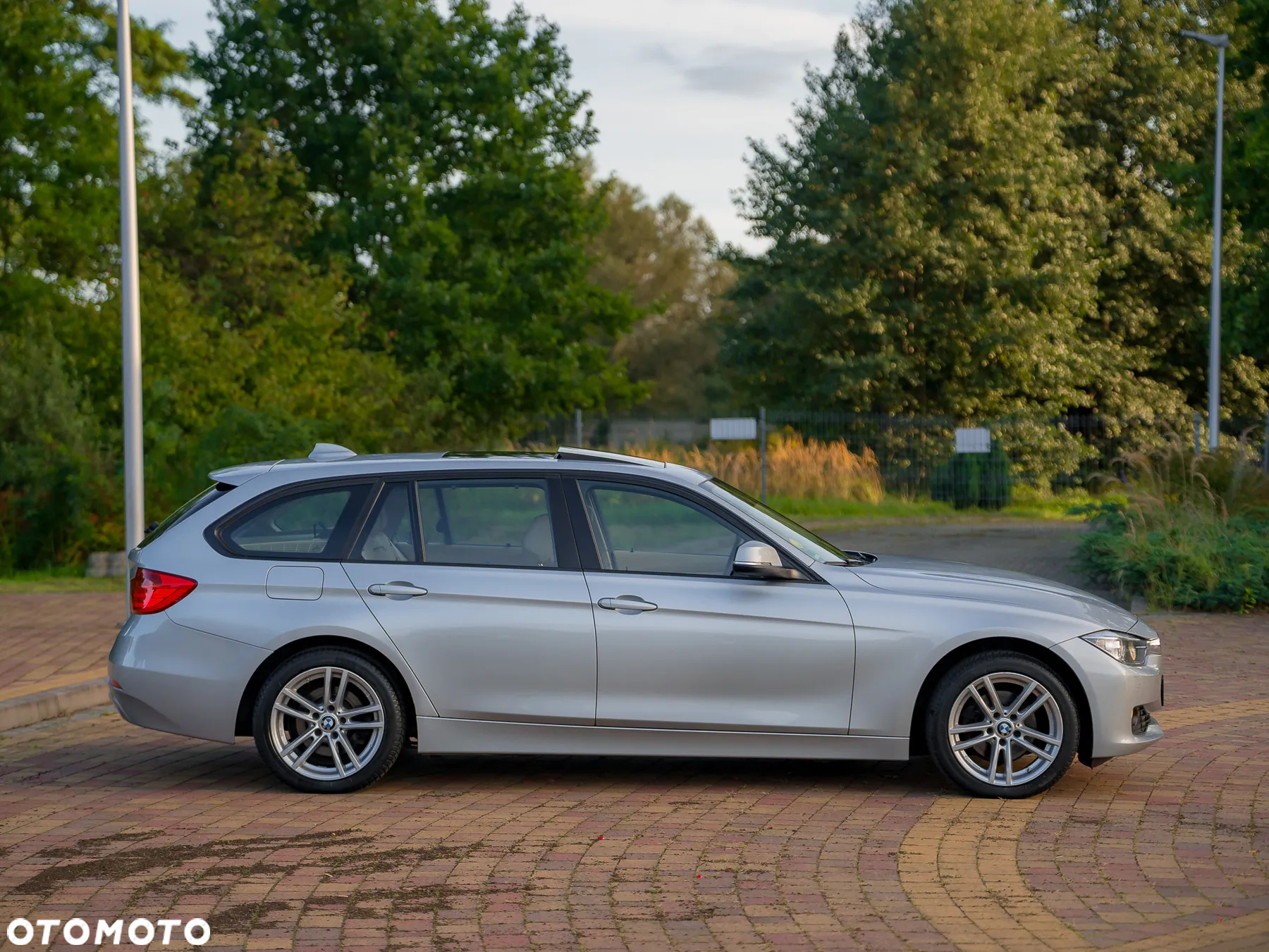 BMW Seria 3 318d xDrive Touring - 11