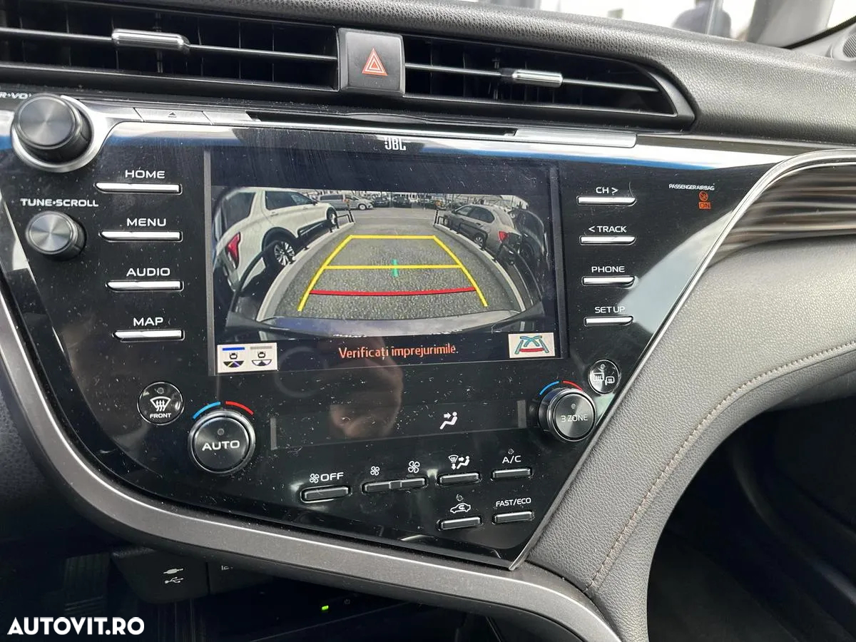 Toyota Camry 2.5 Hybrid Business - 17