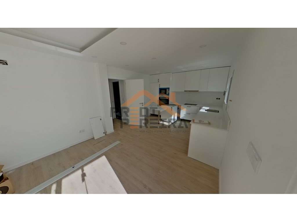 Situado em Famões, andar de moradia T2 +1 e loja. - Grande imagem: 4/35