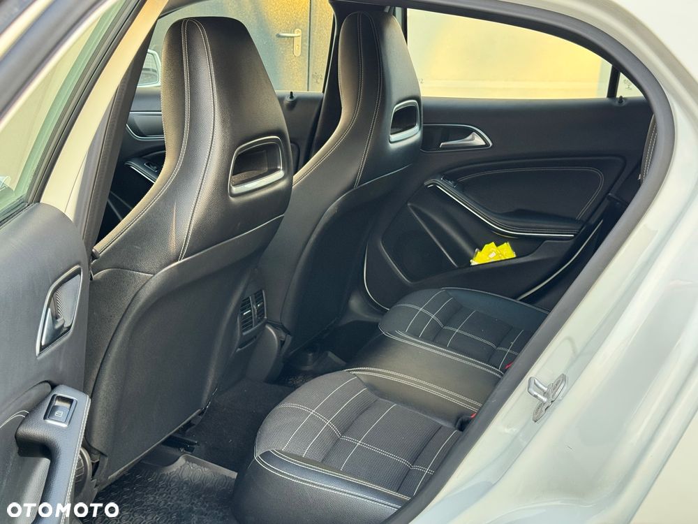 Mercedes-Benz GLA 200 7G-DCT - 39