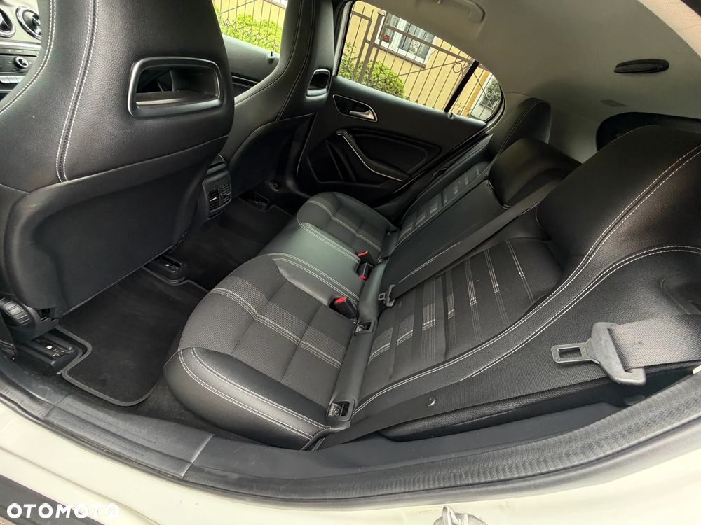 Mercedes-Benz GLA 200 7G-DCT Urban - 32