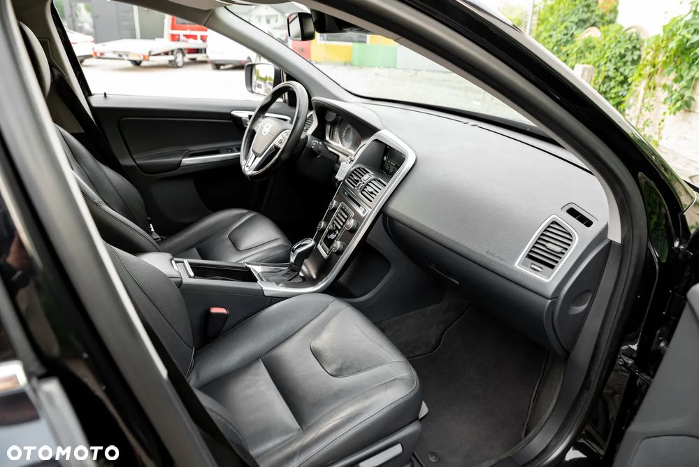 Volvo XC 60 D5 AWD Geartronic Momentum - 27