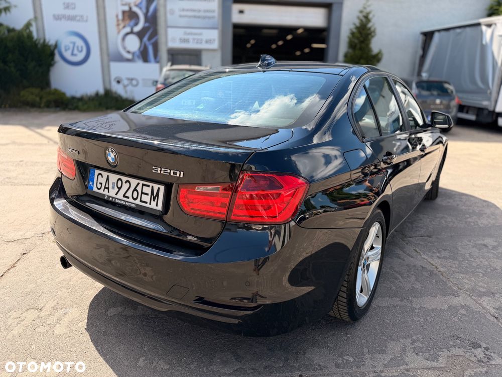 BMW Seria 3 320i - 4