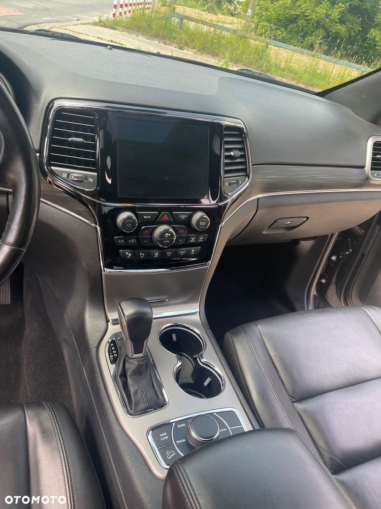 Jeep Grand Cherokee - 24