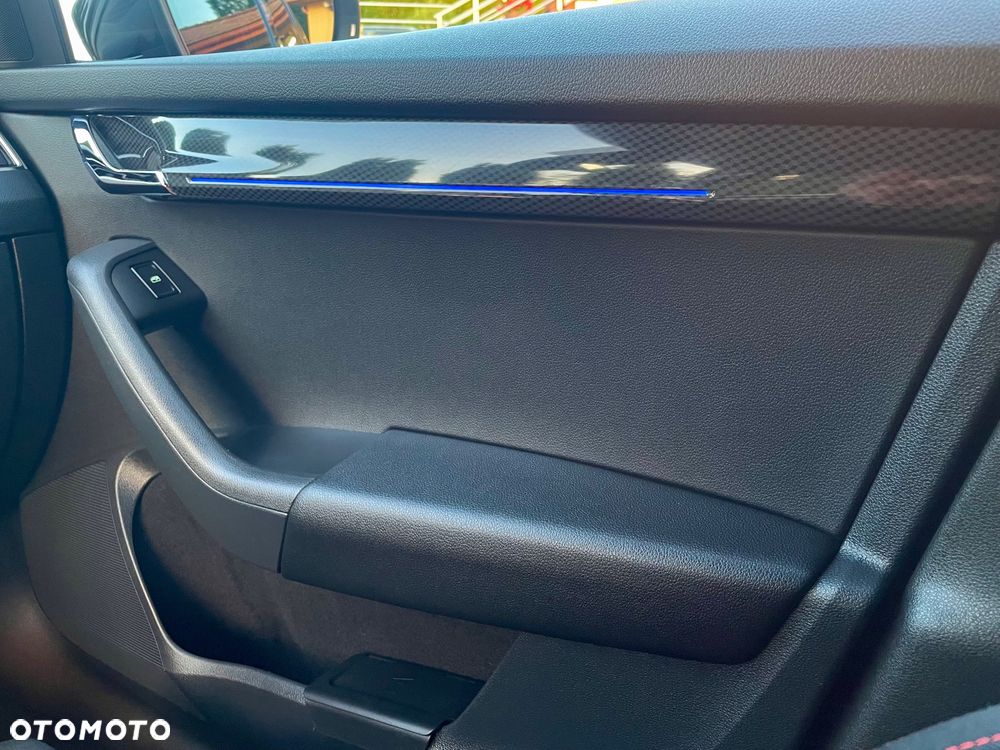 Skoda Octavia 2.0 TDI DSG RS - 25