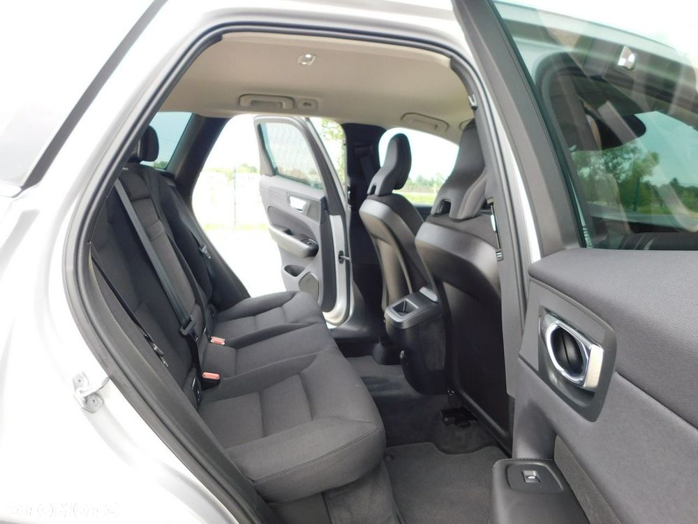 Volvo XC 60 B4 B Momentum Pro - 11