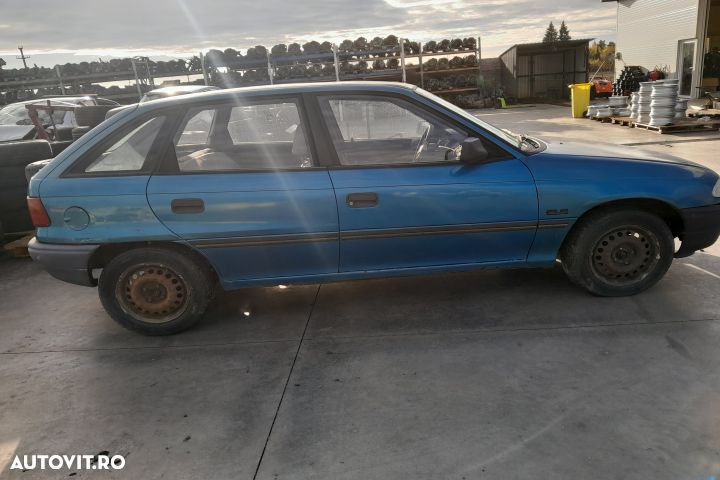 Dezmembrez Opel Astra F [1991 - 1994] Hatchback 5-usi 1.6 MT (101 hp) - 3