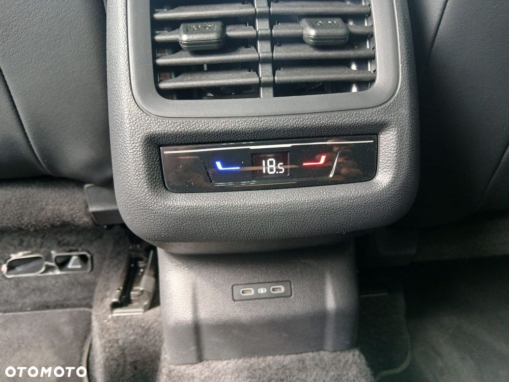 Volkswagen T-Roc 1.5 eTSI R-Line DSG - 11