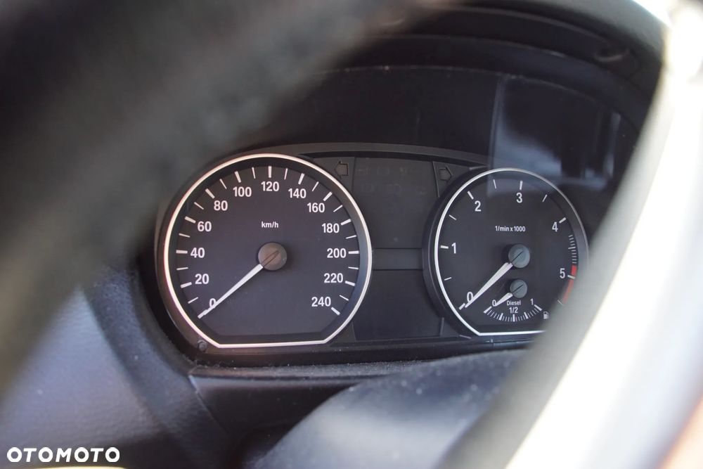 Auto na części - BMW E87 116D Lift 2.0 D 116 KM N47D20 GS6-17DG A52 2010R Silnik Skrzynia Drzwi Błotnik Zderzak Klapa Lampa Klamka Szyba Lusterko Deska Kokpit Sterownik Moduł Czujnik Licznik Panel Kierownica - 11