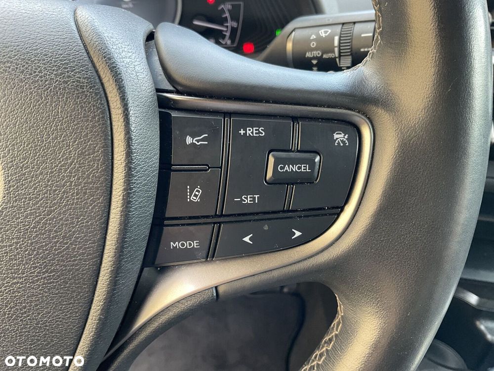 Lexus UX - 25