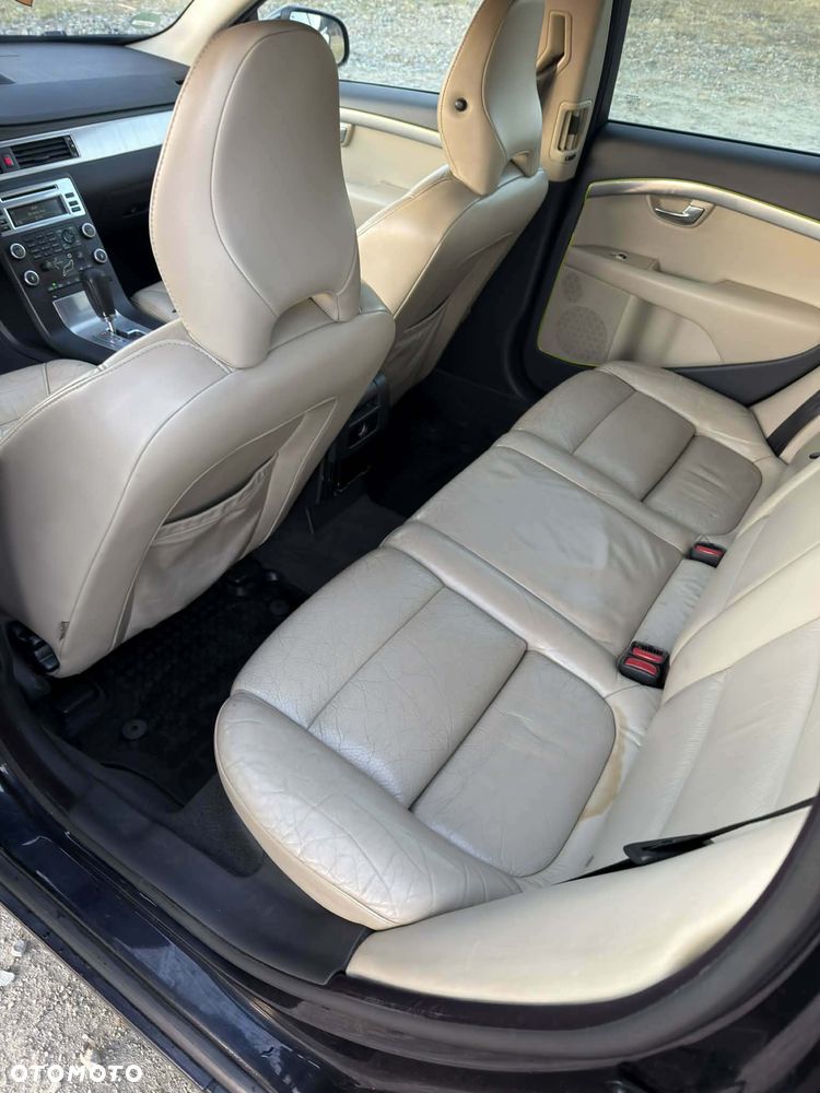 Volvo V70 D5 Momentum - 8