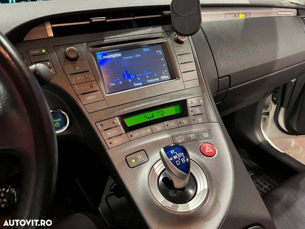 Toyota Prius Plug-in (Hybrid) Life - 25