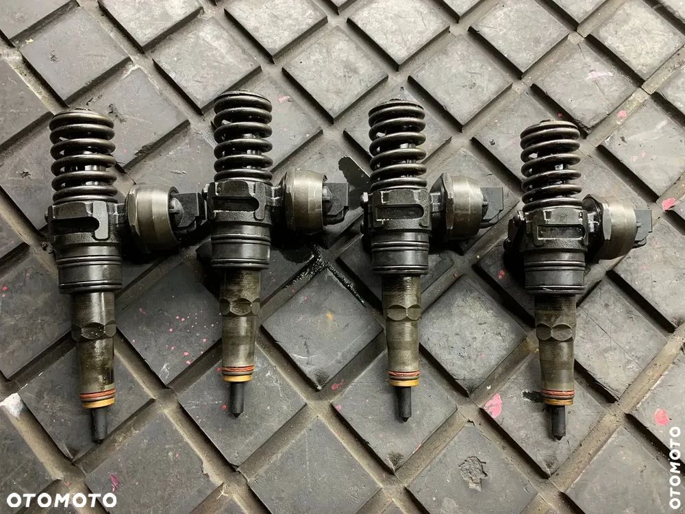 AUDI A4 B6 VW PASSAT B5 FL 1.9TDI WTRYSKIWACZE WTRYSKI KOMPLET 4 SZT 038130073AJ POSIADAM 2  KOMPLETY - 4