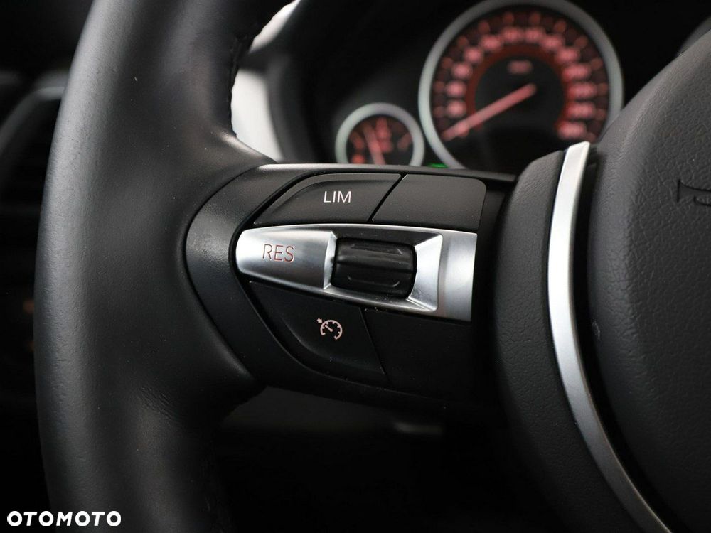 BMW Seria 3 318d M Sport - 32