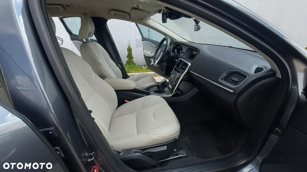 Volvo V40 T3 Momentum - 14
