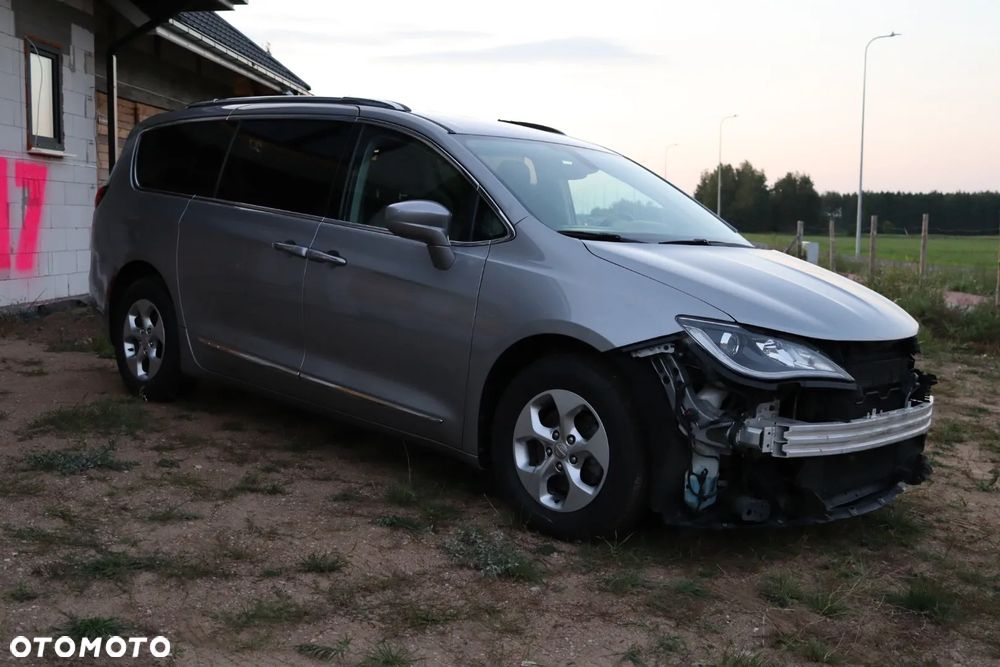 Chrysler Pacifica - 16