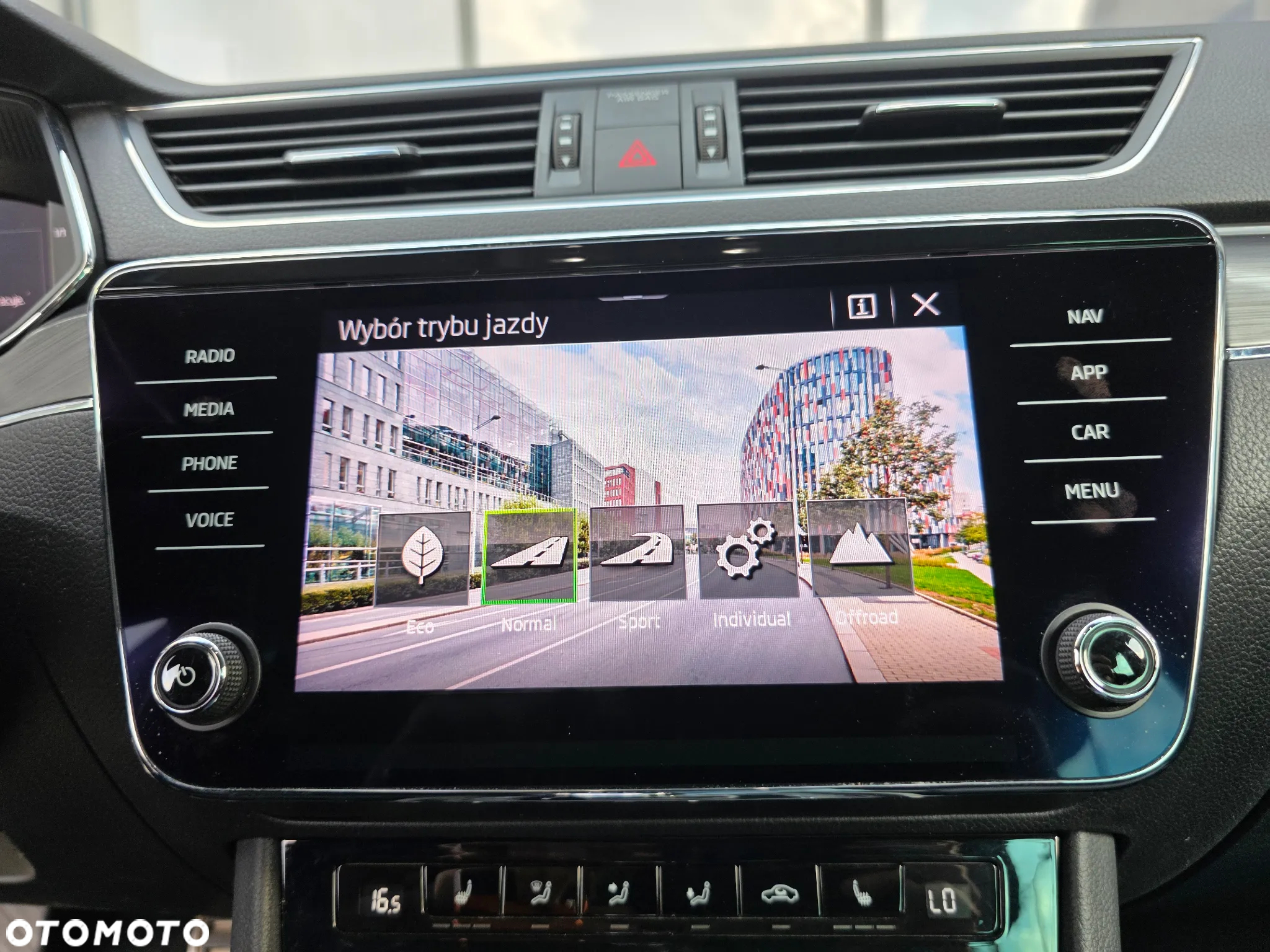 Skoda Superb 2.0 TDI SCR 4x4 Scout DSG - 29