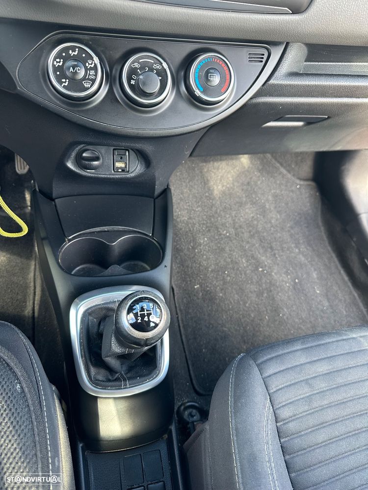 Toyota Yaris 1.0 VVT-i Comfort c/ Design-Pack - 4
