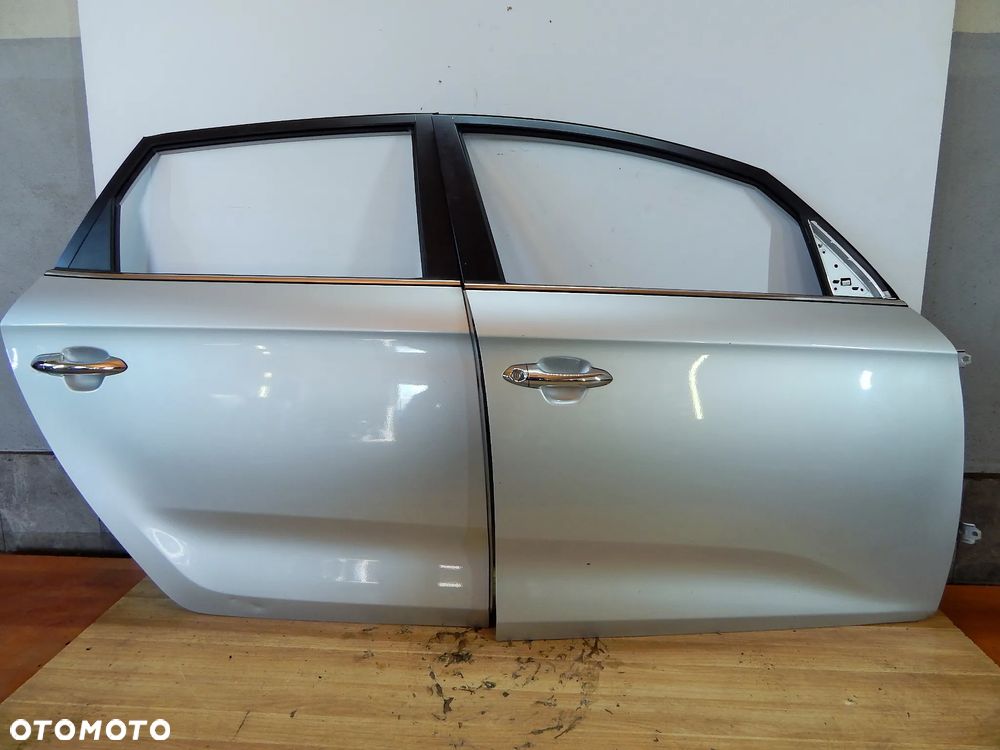 Drzwi prawy przód tył Kia Carens IV 13-19 kolor 3D srebrny  Łuków części - 1