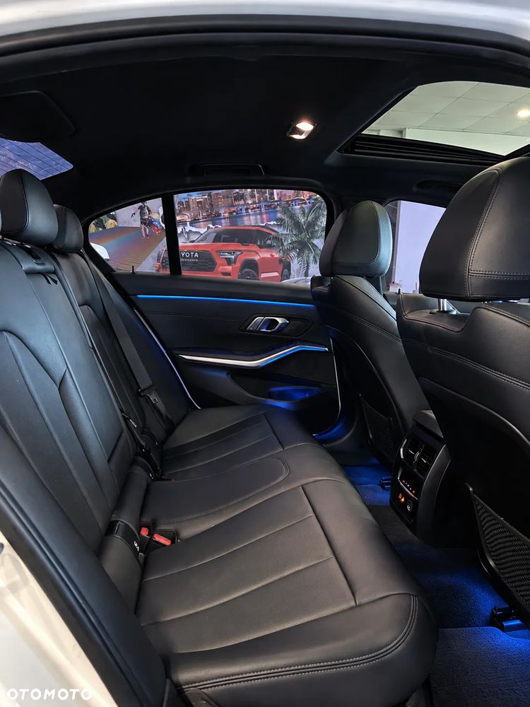 BMW Seria 3 330i M Sport - 9