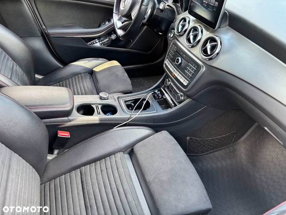 Mercedes-Benz GLA 250 4Matic 7G-DCT AMG Line - 31