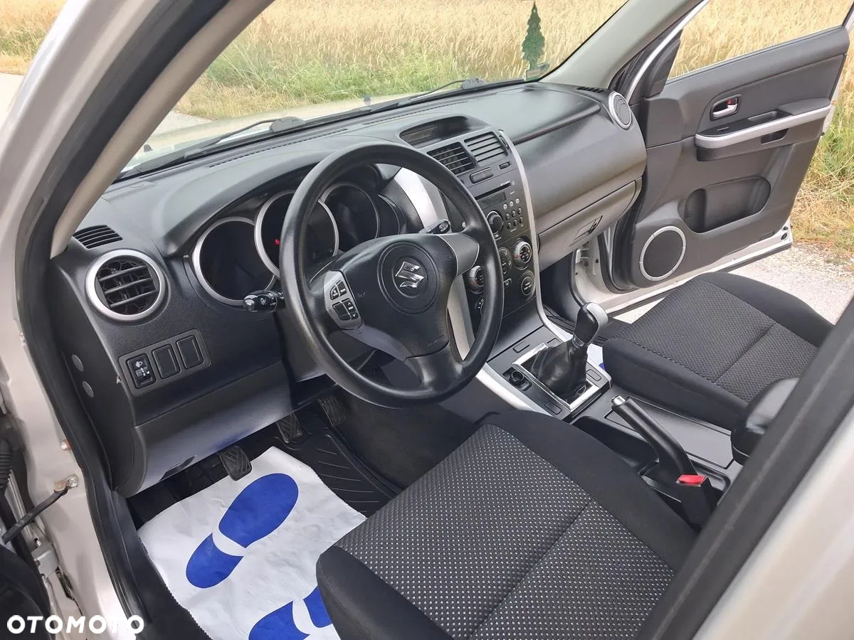 Suzuki Grand Vitara 2.0 Comfort + - 21
