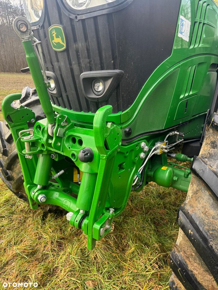 John Deere 6215R - 17