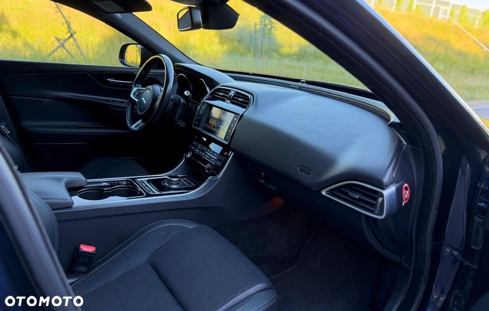 Jaguar XE 2.0 D R-Sport - 19