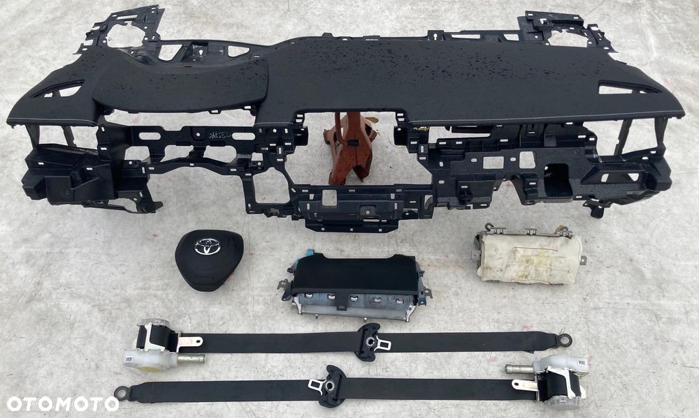 TOYOTA COROLLA E21 DESKA SKÓRA SZYTA KONSOLA KOKPIT PULPIT PÓŁKA PARAPET AIRBAG PODUSZKI POWIETRZNE KURTYNA KURTYNY FOTELA FOTELOWE PASY PAS - 3