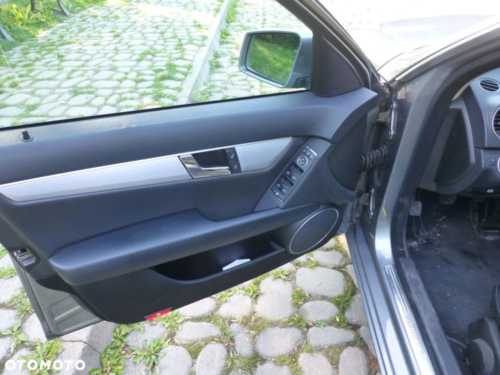 Mercedes-Benz Klasa C 180 CGI BlueEff Avantgarde - 17