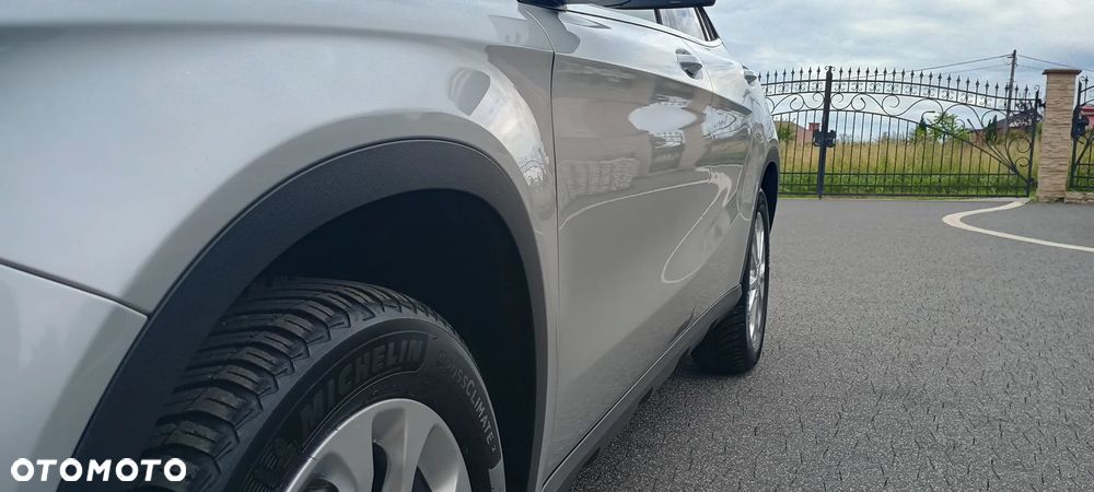 Mercedes-Benz GLA 250 4Matic 7G-DCT - 11