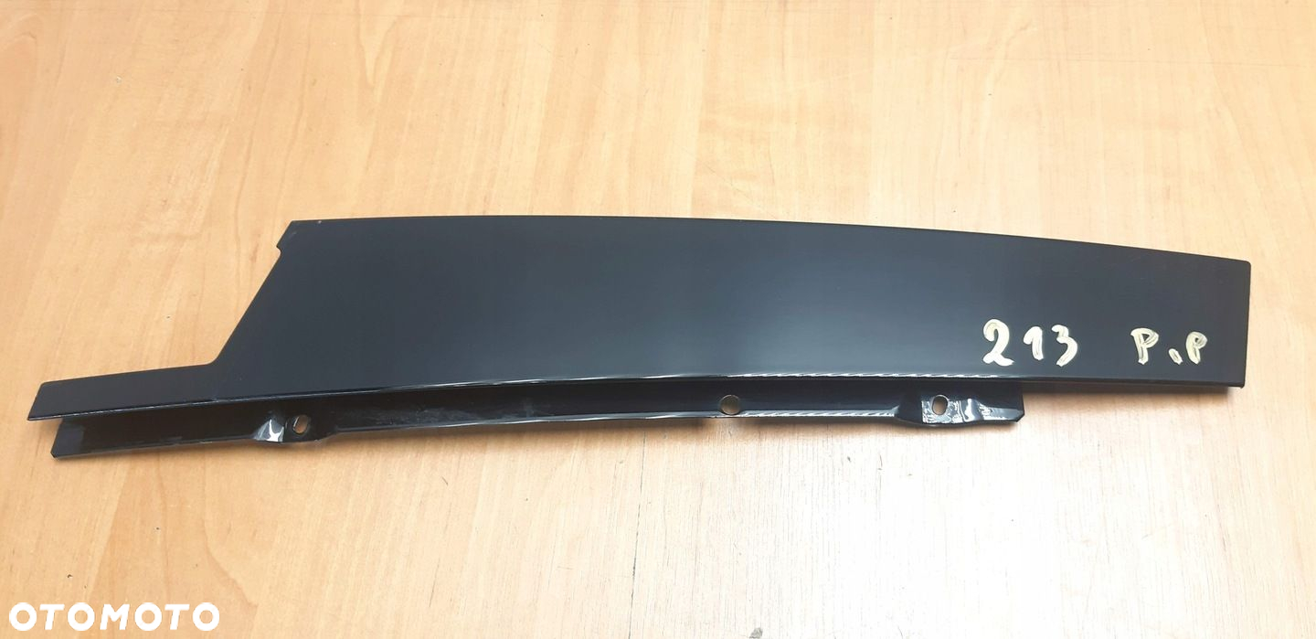 Mercedes E Klasa W213 listwa słupka drzwi prawy przód W2136900287 - 2