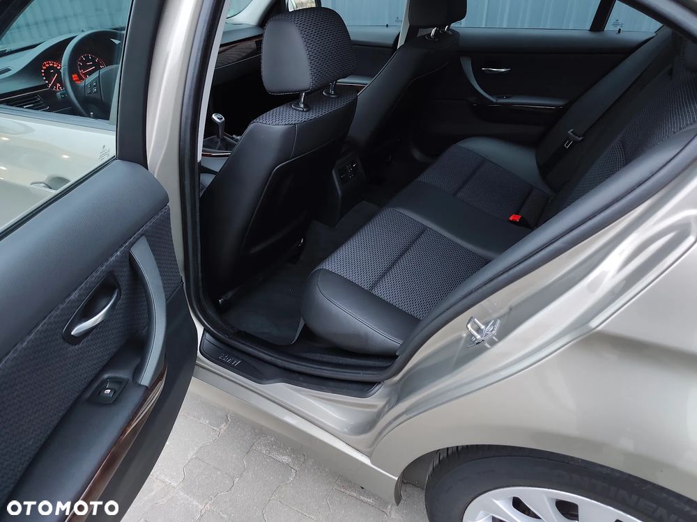 BMW Seria 3 318i Edition Exclusive - 31