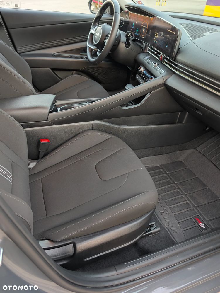 Hyundai Elantra 1.6 Smart CVT - 18
