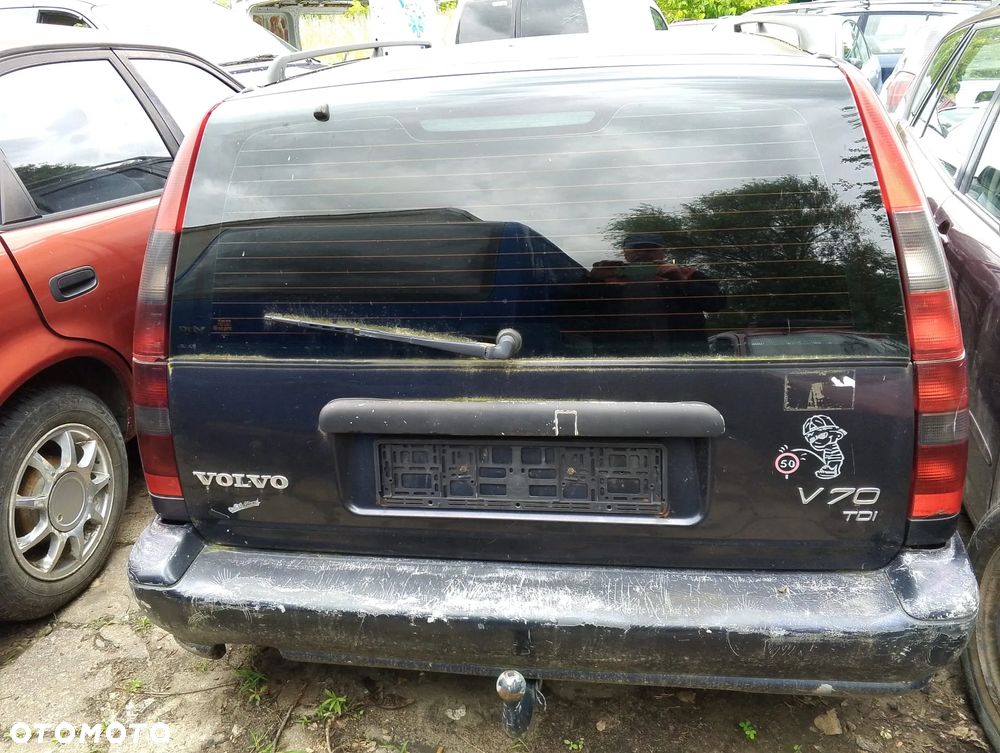 Volvo V70 (96 - 00r.) 2.5 TDI 140KM. Silnik D525T Skrzynia M56. Cały na części GWARANCJA !!!  Przód Tył Zestaw Komplet Drzwi Klapa Zderzak Błotnik Maska Grill Atrapa Szyba Pas Lampa Lusterko Boczki Fotel Kanapa Kokpit Deska Rozdzielcza Przełącznik Włącznik Sterownik Przewody Wiązka Instalacja Moduł Komputer Czujnik Listwa Pompa Alternator Wtryski Głowica Rozrusznik Kompresor Sprzęgło Dwumas Silnik Skrzynia ABS Klimatyzacji Paliwa Wspomagania Kolektor Turbina Przepustnica Zawór Chłodnica Koło Hak Belka Sanki Zawieszenie Mcpherson Półoś Amortyzator Wydech Tłumik Zacisk Most - 3