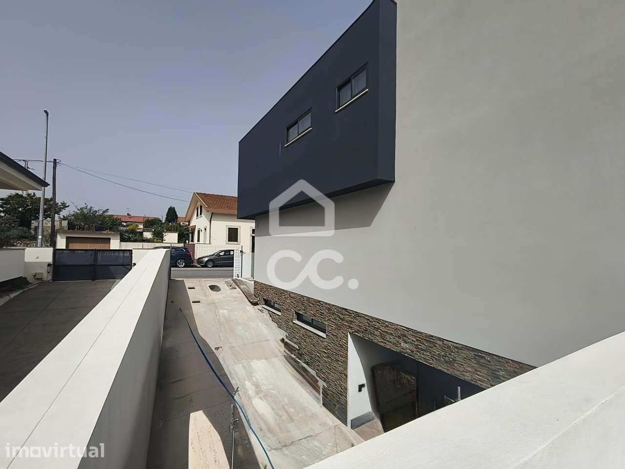 Moradia T3 Nova com 3 Suites, Jardim e Terraço – Design Contemporâneo - Grande imagem: 4/28