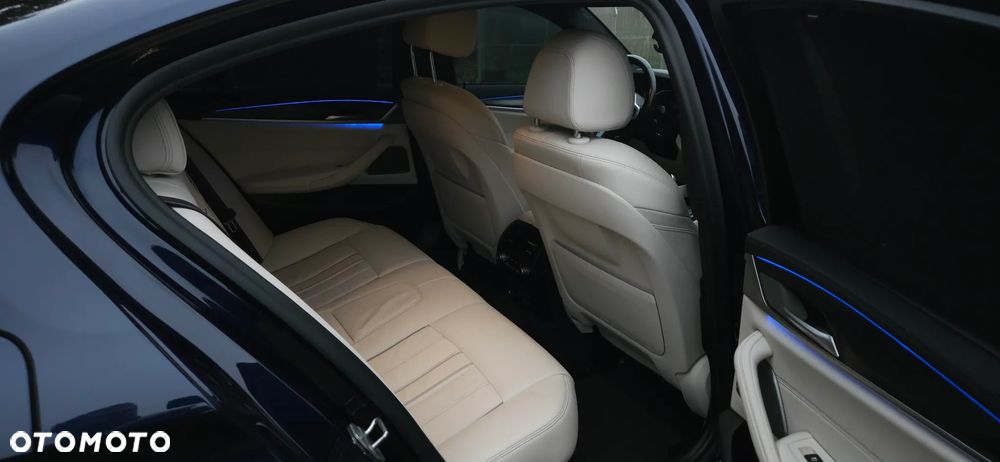 BMW Seria 5 M550i xDrive - 14