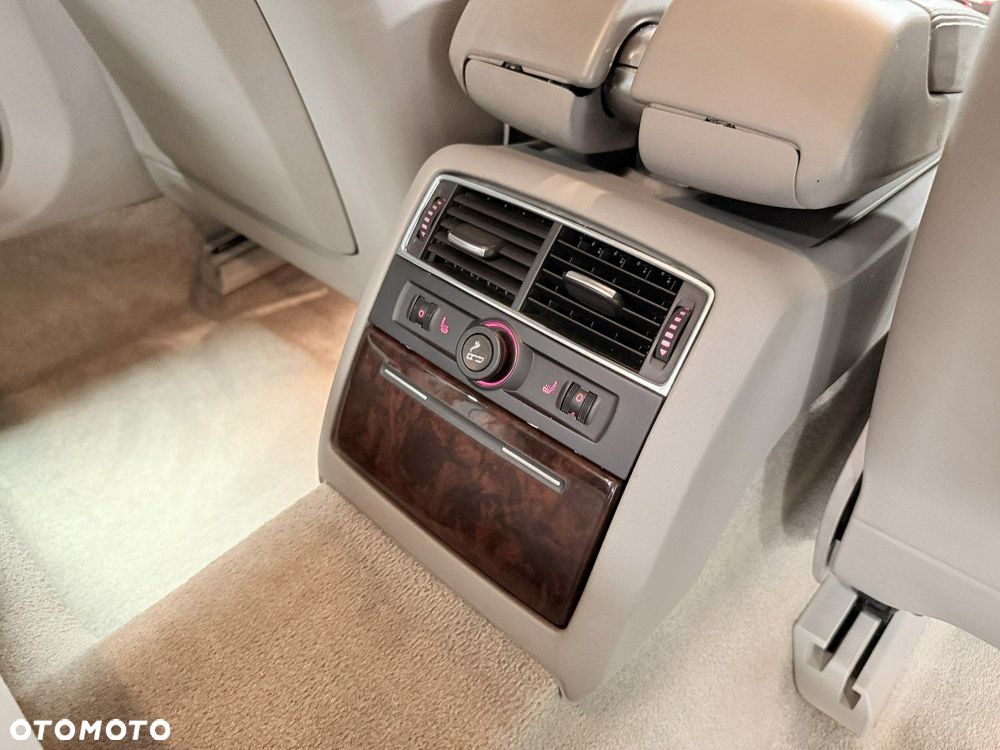 Audi A8 4.2 Quattro - 28