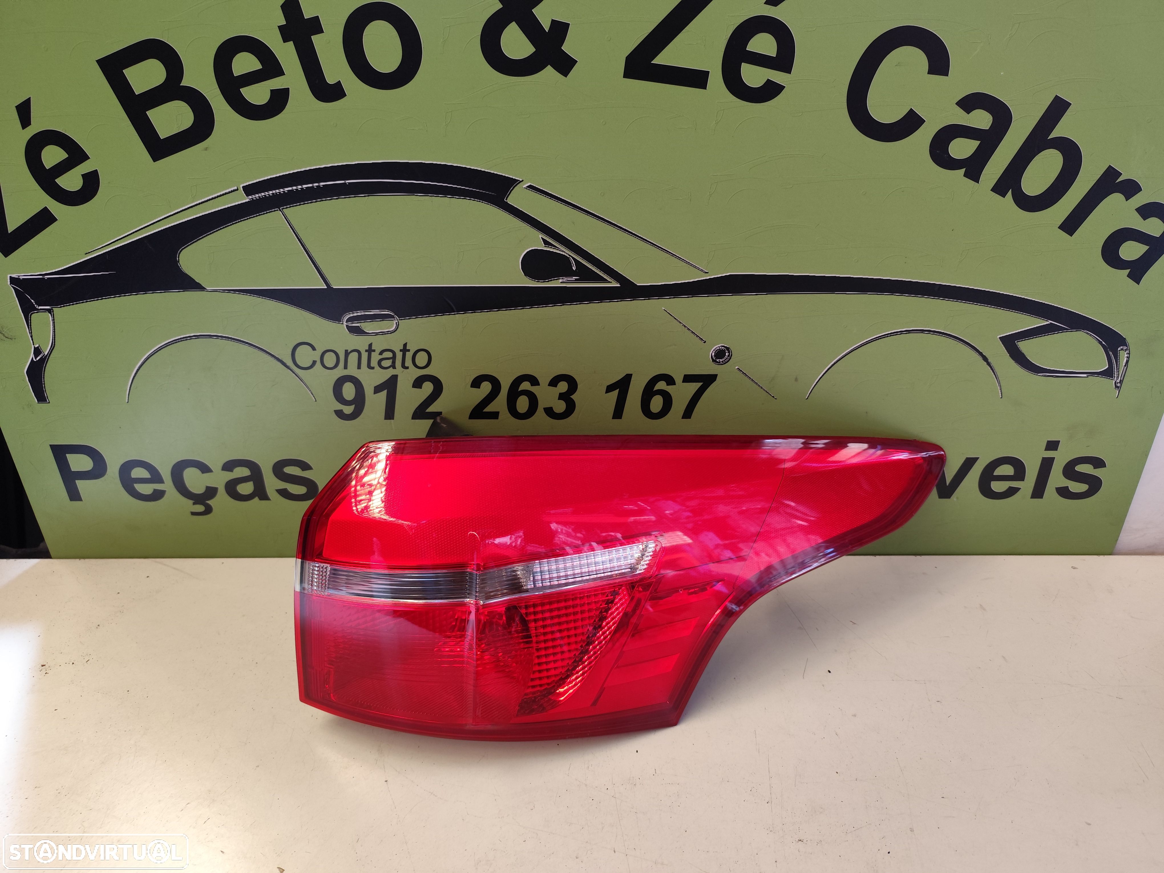 FORD FOCUS III CARRINHA FAROLIM DIREITO - FT452 - 1