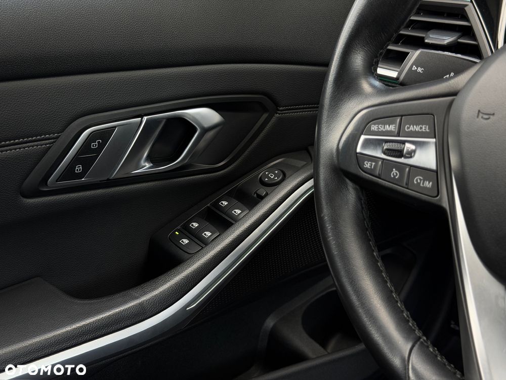 BMW Seria 3 330i Sport Line - 23