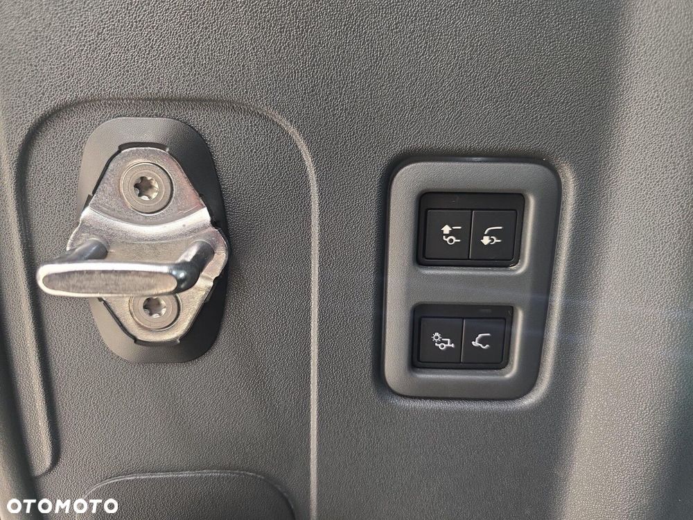 Land Rover Defender - 29