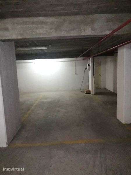 Lugar de parqueamento em garagem com carregador veículo eletrico - Grande imagem: 3/3