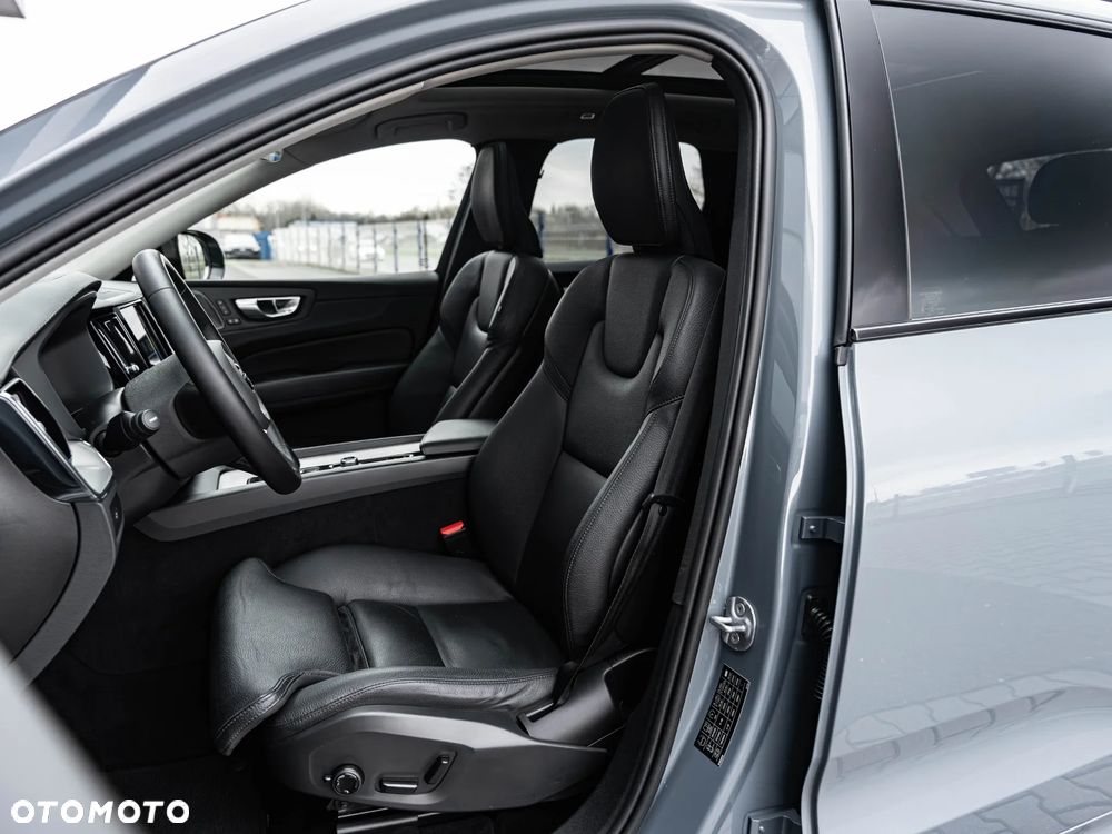 Volvo XC 60 B4 D Plus Dark - 22