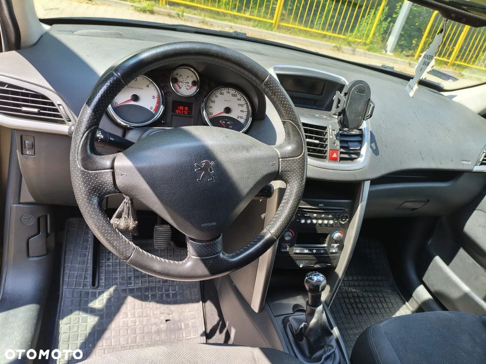 Peugeot 207 - 32